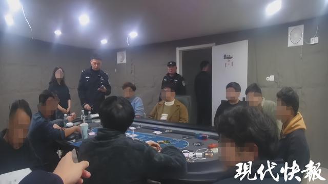 冰球突破网站桌游工作室藏着“德州扑克”赌桌10人当场被抓